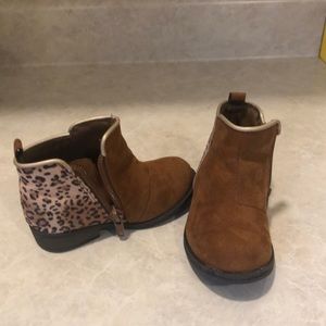 Maggie&Zoe toddler shoe size 6. In good shape minimal wear, zippers working